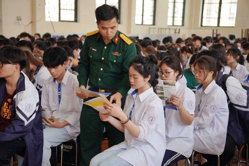 Cán bộ Trường Sĩ quan Đặc công tư vấn tuyển sinh quân sự năm 2023 tại Trường THPT Lương Sơn, tỉnh Hòa Bình.