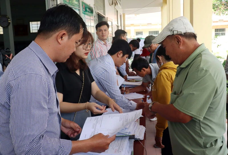 Người dân xã Tân Bửu, huyện Bến Lức (Long An) làm thủ tục nhận tiền bồi thường, giải phóng mặt bằng.