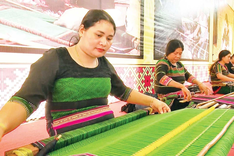 Nghệ nhân người M'Nông ở Đắk Nông góp phần bảo tồn, phát huy nghề dệt thổ cẩm của dân tộc mình.