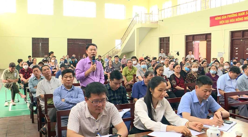 Người dân tại buổi đối thoại với lãnh đạo Ủy ban nhân dân thành phố Bắc Ninh về mặt bằng dự án đường vành đai 4.