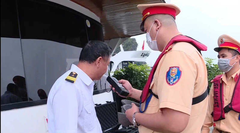 Cảnh sát giao thông tỉnh Quảng Ninh kiểm tra nồng độ cồn thuyền trưởng tàu du lịch.