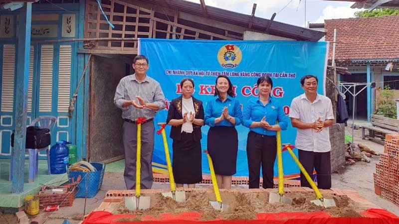 Liên đoàn Lao động thành phố Cần Thơ khởi công xây dựng nhà mái ấm công đoàn tặng đoàn viên có hoàn cảnh khó khăn.