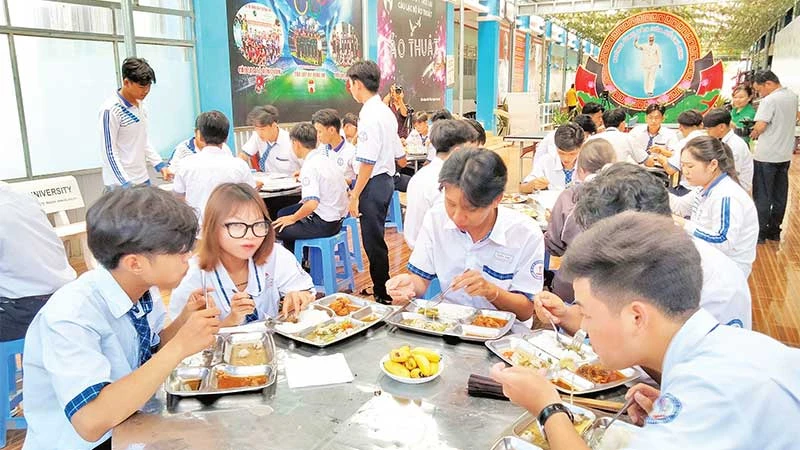 Học sinh Trường THPT Thới Lai ăn cơm trưa do thầy, cô giáo nấu.