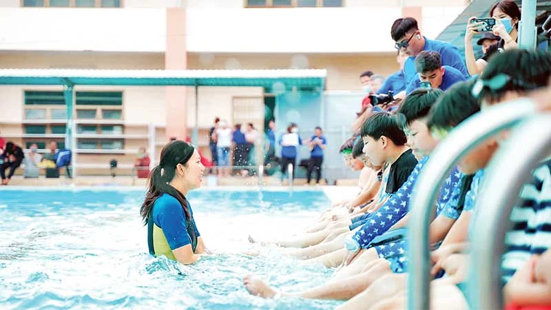 Vận động viên Nguyễn Thị Ánh Viên dạy bơi cho trẻ em ở huyện Bình Chánh, Thành phố Hồ Chí Minh.