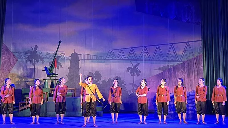 Cảnh trong trích đoạn “Những vì sao không tắt” của Trung tâm Văn hóa nghệ thuật tỉnh Hà Nam.