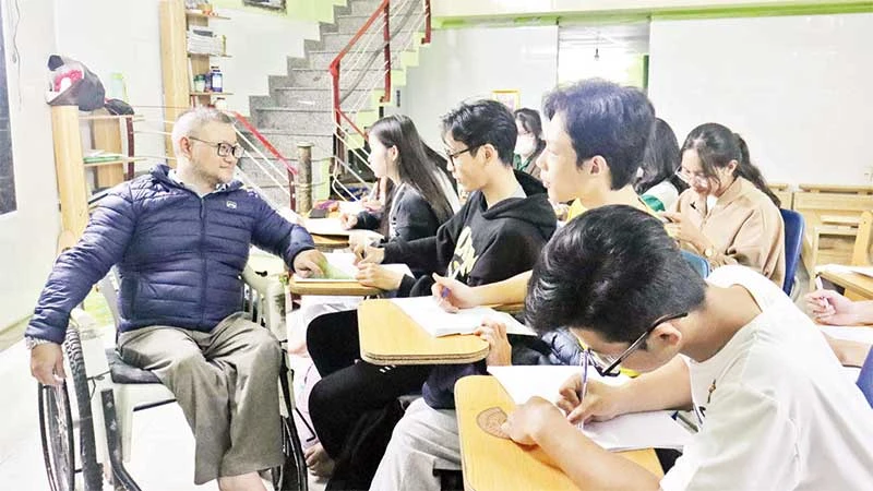 Thầy giáo Ngô Nguyễn Anh Vũ trong giờ dạy học.