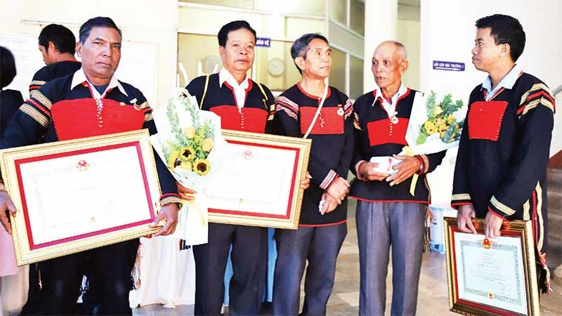 Các nghệ nhân dân gian người dân tộc thiểu số tỉnh Đắk Lắk được trao tặng danh hiệu Nghệ sĩ Ưu tú.