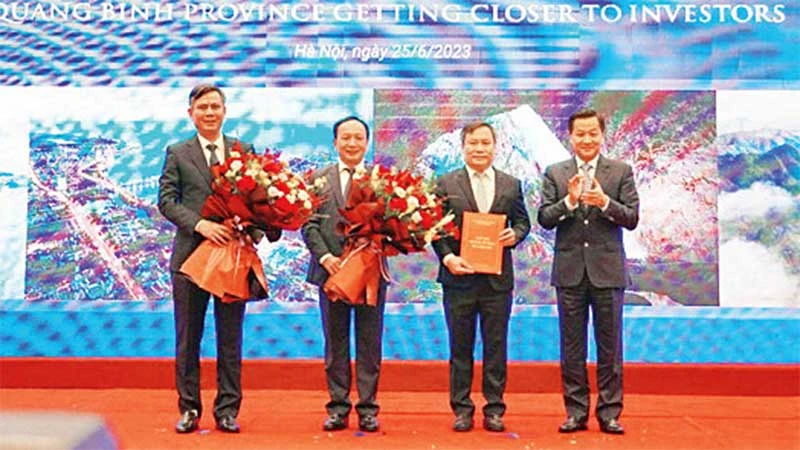 Phó Thủ tướng Lê Minh Khái trao Quyết định phê duyệt quy hoạch tỉnh Quảng Bình giai đoạn 2021-2030, tầm nhìn đến năm 2050 cho lãnh đạo tỉnh.
