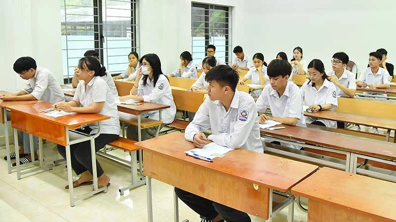 Thí sinh trước giờ làm bài thi môn Ngữ văn tại điểm thi Trường THPT Lê Hồng Phong, thành phố Hà Giang, tỉnh Hà Giang. (Ảnh MỸ HÀ)