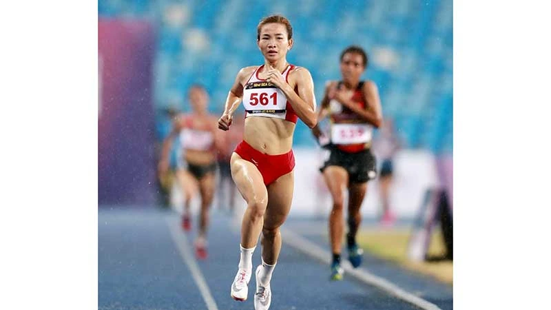 Vận động viên Nguyễn Thị Oanh đoạt Huy chương vàng nội dung chạy 5.000m nữ tại SEA Games 32. (Ảnh DŨNG PHƯƠNG)
