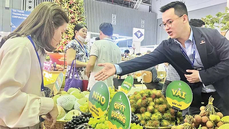 Các doanh nghiệp Việt Nam tham gia hội chợ để mở rộng giao thương.