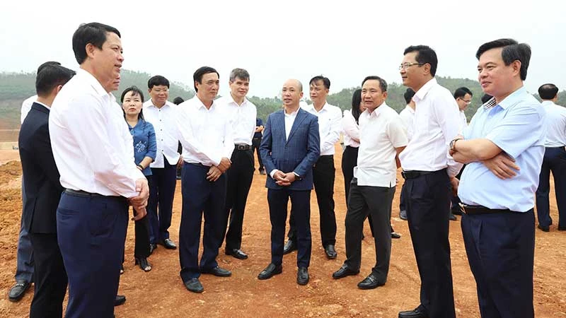 Lãnh đạo tỉnh Phú Thọ kiểm tra tiến độ xây dựng Dự án Khu đô thị sinh thái, du lịch, nghỉ dưỡng và sân golf Tam Nông.