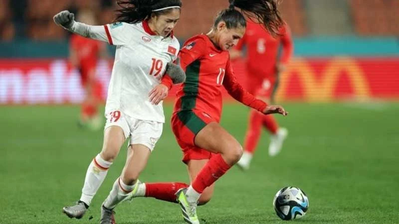 Pha tranh bóng giữa cầu thủ nữ Việt Nam và Bồ Đào Nha.