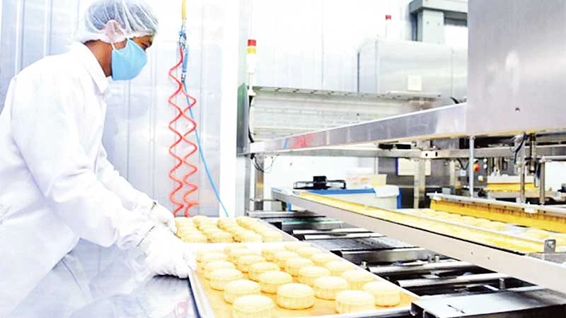 Sản xuất bánh trung thu tại Tập đoàn KIDO.