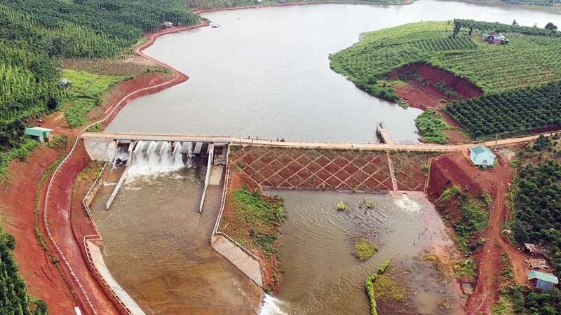 Công trình hồ chứa nước Đắk N'Ting, bon N'Ting, xã Quảng Sơn, huyện Đắk Glong, tỉnh Đắk Nông bị sự cố sạt trượt, dịch chuyển đập tràn, có nguy cơ cao vỡ thân đập.
