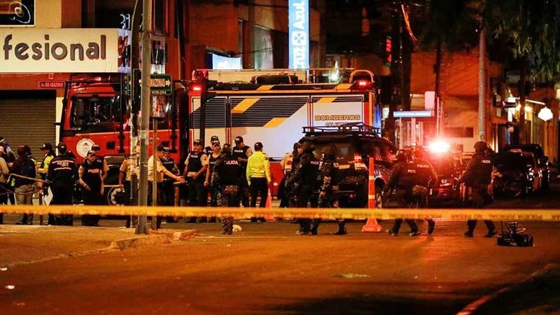 Cảnh sát phong tỏa hiện trường vụ ám sát ứng cử viên tổng thống Ecuador. (Ảnh REUTERS)