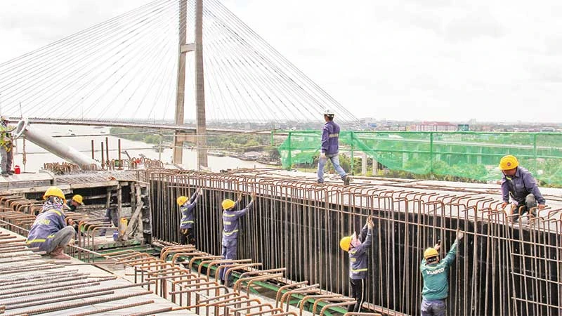 Công nhân thi công công trình cầu Mỹ Thuận 2 đẩy nhanh tiến độ để hoàn thiện cầu. (Ảnh BÁ DŨNG)