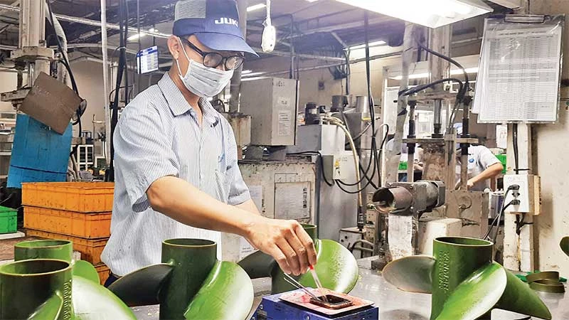 Công nhân Nhà máy 1 và 2, Công ty TNHH JuKi Việt Nam, Khu chế xuất Tân Thuận, Thành phố Hồ Chí Minh hoàn thiện sản phẩm đáp ứng đơn đặt hàng của đối tác.