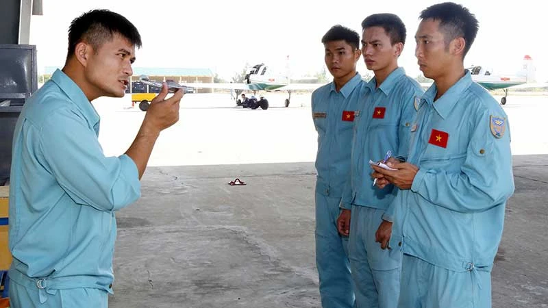 Giáo viên bay Trung đoàn 920, Trường Sĩ quan Không quân rút kinh nghiệm cho học viên phi công quân sự sau chuyến bay.