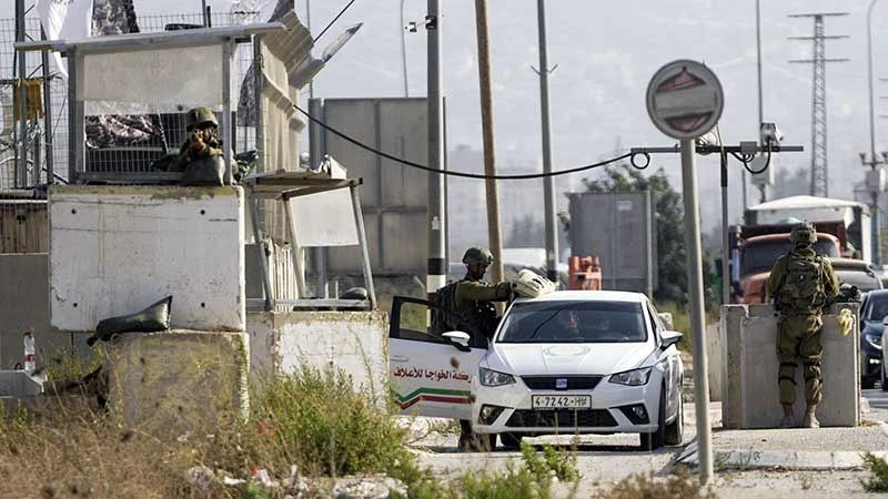 Binh lính Israel canh gác tại trạm kiểm soát Hawara ở Bờ Tây.