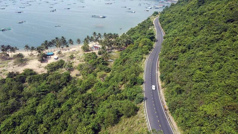 Một đoạn đường thuộc Quốc lộ 29 từ vịnh Vũng Rô, thị xã Đông Hòa nối với Khu kinh tế Nam Phú Yên đi Đắk Lắk.