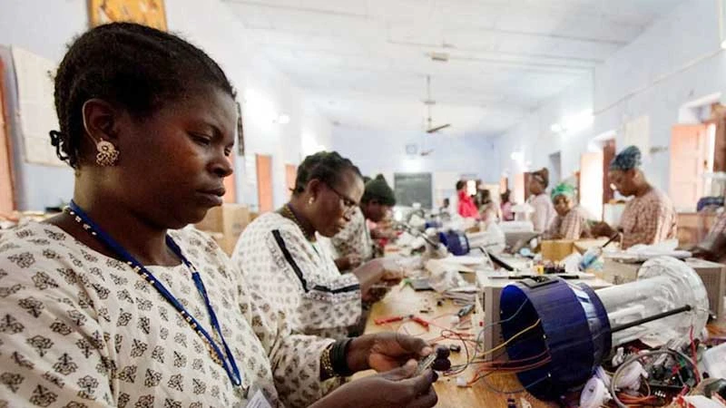 Phụ nữ châu Phi học cách lắp ráp linh kiện thiết bị điện mặt trời. (Ảnh LIÊN HỢP QUỐC)