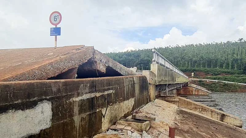 Hồ chứa nước Đắk N'Ting (xã Quảng Sơn, huyện Đăk Glong, tỉnh Đắk Nông) bị khối trượt xô đẩy làm thân đập bị nứt, có nguy cơ vỡ.
