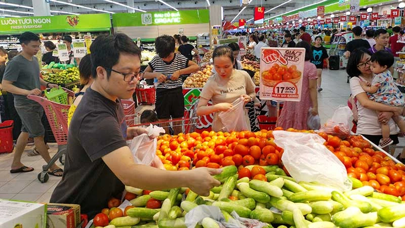 Người tiêu dùng mua hàng tại một siêu thị Big C (Hà Nội). (Ảnh CẨM ANH)