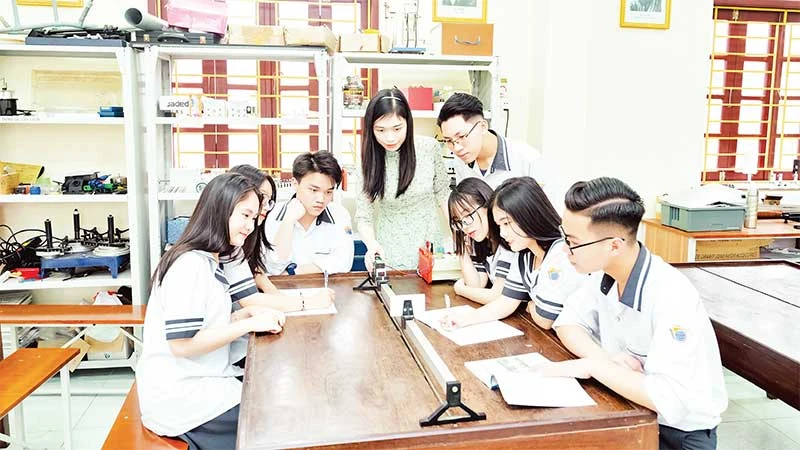 Giờ học thực hành của đội tuyển học sinh giỏi môn Vật lý, Trường THPT chuyên Lê Hồng Phong (TP Nam Định).