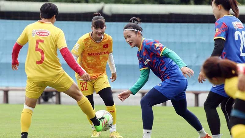 Đội tuyển bóng đá nữ Việt Nam tập luyện chuẩn bị cho ASIAD 19.