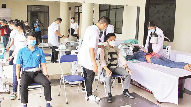 Nhân viên y tế Bệnh viện 199 (Bộ Công an) khám sức khỏe cho công nhân khu công nghiệp ở Đà Nẵng.