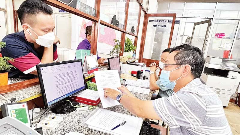 Người dân phường Bình Hưng Hòa, quận Bình Tân làm thủ tục hành chính tại Ủy ban nhân dân phường.