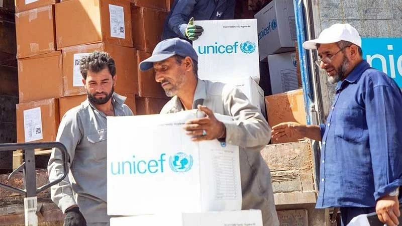 Hàng cứu trợ được chuyển tới vùng thiên tai tại Afghanistan. (Ảnh UNICEF)