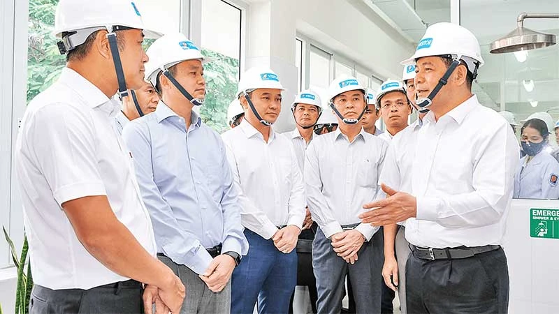 Bộ trưởng Công thương Nguyễn Hồng Diên khảo sát Tổng kho Nhà Bè và làm việc tại Công ty Xăng dầu khu vực II thuộc Tập đoàn Xăng dầu Việt Nam (Petrolimex). (Ảnh: Bộ Công thương)