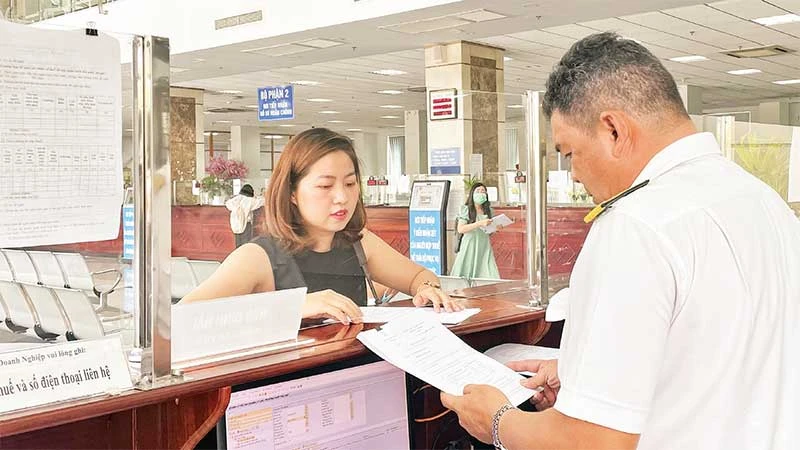 Cán bộ Cục Thuế Thành phố Hồ Chí Minh hỗ trợ người dân, doanh nghiệp kê khai thuế.