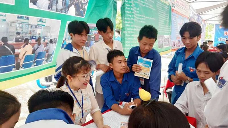 Người lao động tại huyện Nậm Pồ tìm hiểu thông tin xuất khẩu lao động, việc làm.