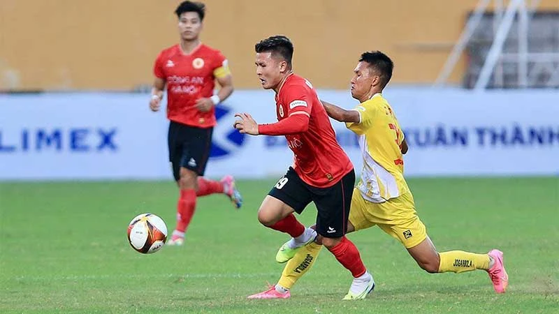 Quang Hải (áo đỏ) vẫn là nhân tố được trông chờ của Công an Hà Nội trong mùa giải V.League 1- 2023/2024. (Ảnh VFF)
