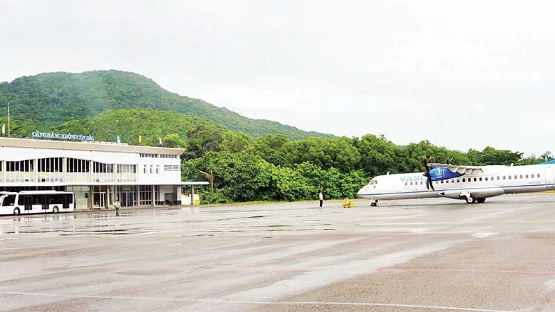 Sân bay Côn Đảo, nơi đón nhiều du khách đến nghỉ dưỡng.