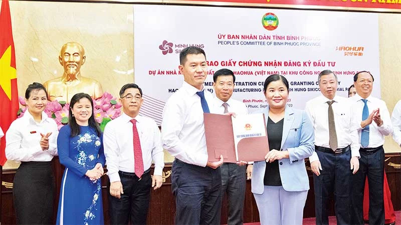 Đại diện UBND tỉnh Bình Phước trao giấy chứng nhận đầu tư dự án 500 triệu USD.