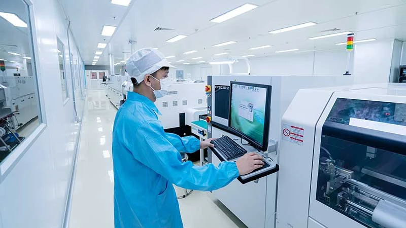 Dây chuyền sản xuất công nghệ cao của Công ty TNHH một thành viên Công nghệ cao Điện Quang, Khu Công nghệ cao TP Hồ Chí Minh. (Ảnh MAI HƯƠNG)