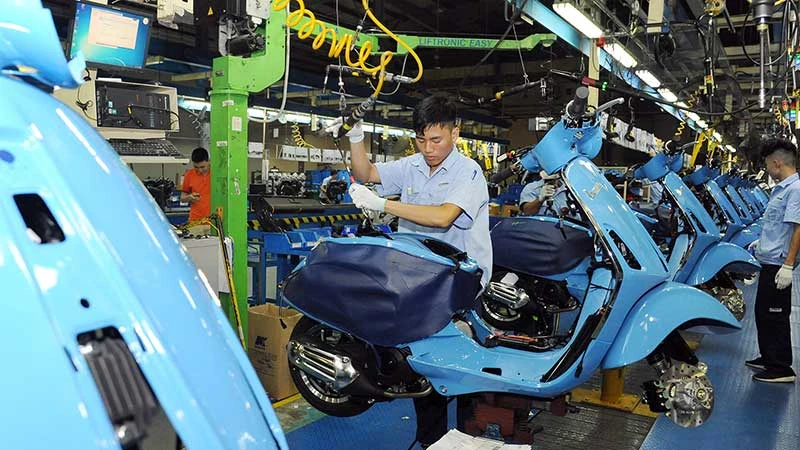 Công nhân Công ty TNHH Piaggio Việt Nam (Khu công nghiệp Bình Xuyên, tỉnh Vĩnh Phúc) sản xuất và lắp ráp xe máy. (Ảnh TRẦN KHÁNH)