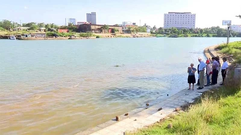 Đoàn Cơ quan Phát triển Pháp khảo sát công trình đầu tư trên sông Hiếu, đoạn qua thành phố Đông Hà (Quảng Trị).