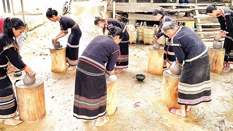 Làng gốm xã Yang Tao, huyện Lắk là một trong số ít làng nghề cổ ở Tây Nguyên.