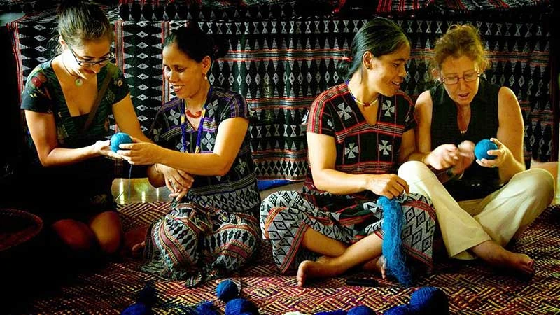 Các nghệ nhân giới thiệu, hướng dẫn khách du lịch làm nghề dệt zèng của đồng bào Tà Ôi, huyện A Lưới, tỉnh Thừa Thiên Huế.