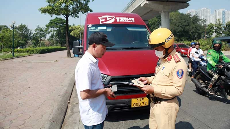 Đội Cảnh sát giao thông số 6 (Phòng Cảnh sát giao thông, Công an TP Hà Nội) kiểm tra, xử lý phương tiện vi phạm.