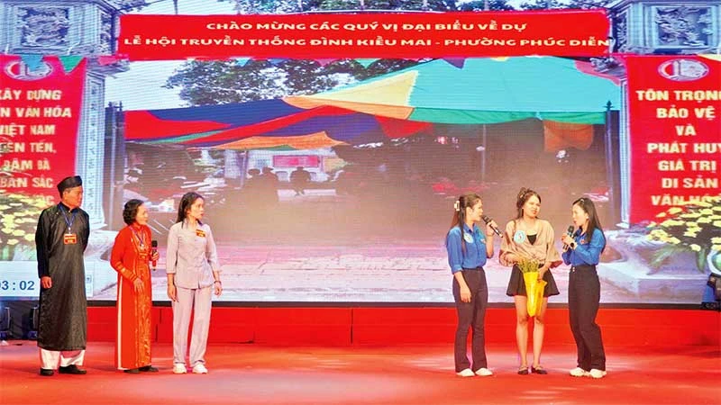Quận Bắc Từ Liêm triển khai nhiều hoạt động tuyên truyền nếp sống văn minh tại lễ hội.
