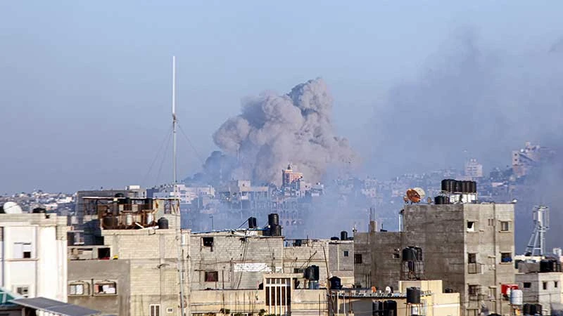 Khói bốc lên sau cuộc không kích của Israel xuống Dải Gaza.