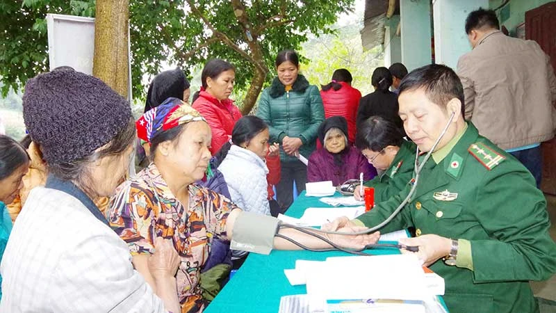 Quân y Bộ đội Biên phòng tỉnh Lạng Sơn khám bệnh, cấp thuốc miễn phí cho nhân dân biên giới.