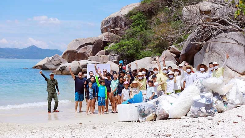 Du khách tham gia hoạt động nhặt rác trên bãi biển do khu nghỉ dưỡng Six Senses Ninh Van Bay tổ chức. (Ảnh UYÊN NGUYỄN)