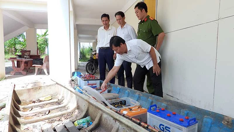Một số tang vật là xung điện, kích điện đánh bắt cá do Công an xã Khánh Thuận (huyện U Minh, tỉnh Cà Mau) thu giữ.